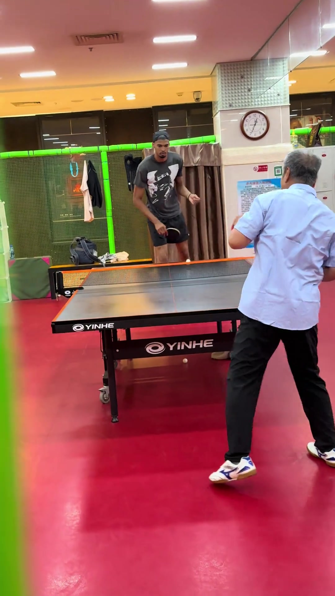 有點天賦的文班亞馬打乒乓球 這一招一式看著相當(dāng)專業(yè)啊