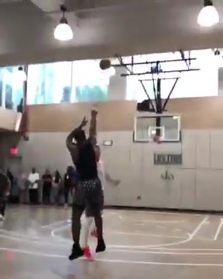 野球場(chǎng)的三少和老詹感覺老詹得分是最輕松的