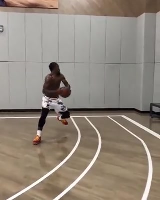 JR這一招真的是百看不厭最帥的轉(zhuǎn)身后仰跳投之一