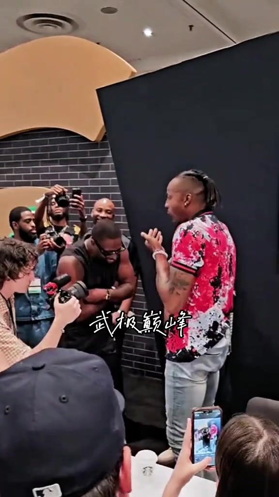 笑的嘴都合不住了韋德與魔獸在活動中相遇擁抱寒暄