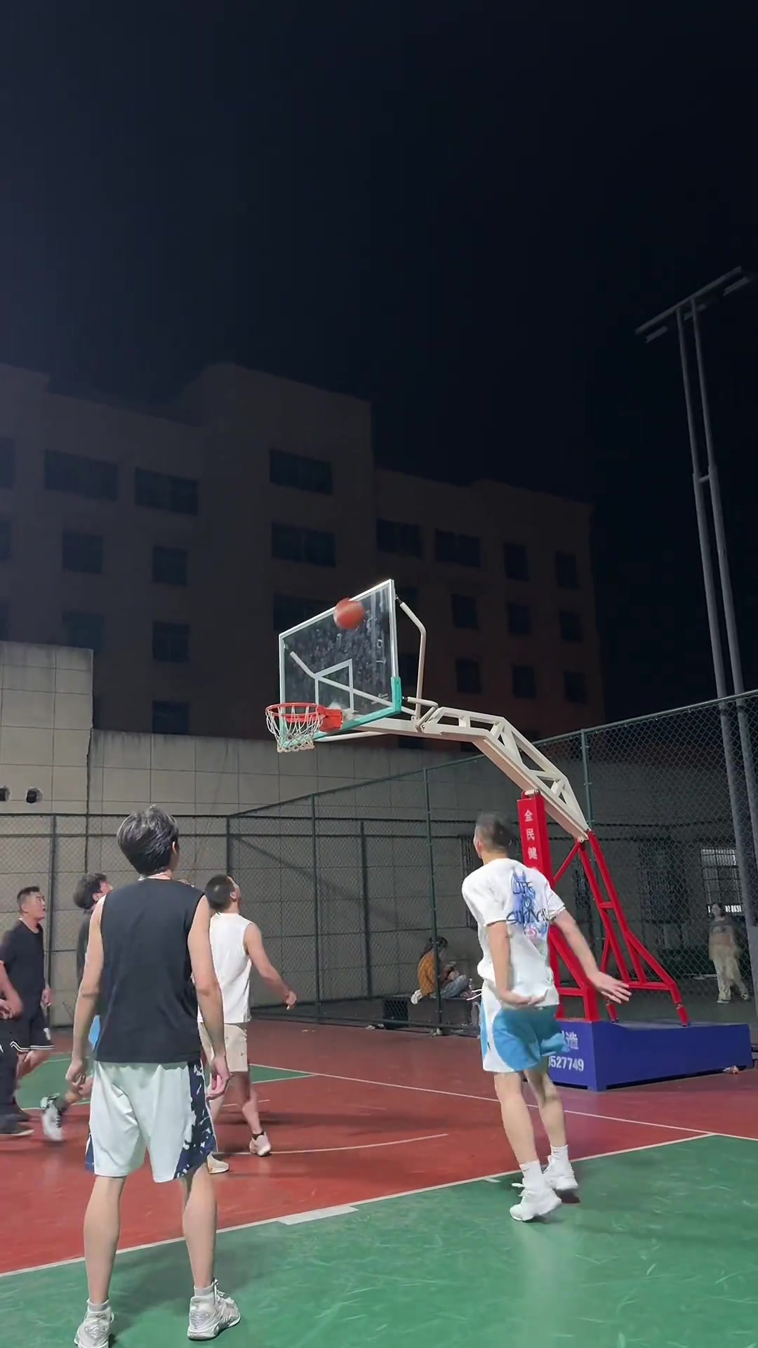 大哥這手投籃和腳步在野球場簡直亂殺啊