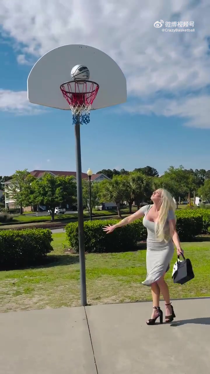 有點(diǎn)東西啊女子穿著裙子踩高跟單手投籃盡顯天賦啊