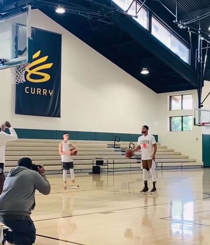 一邊運球一邊投籃庫里的協(xié)調(diào)性真的沒的說