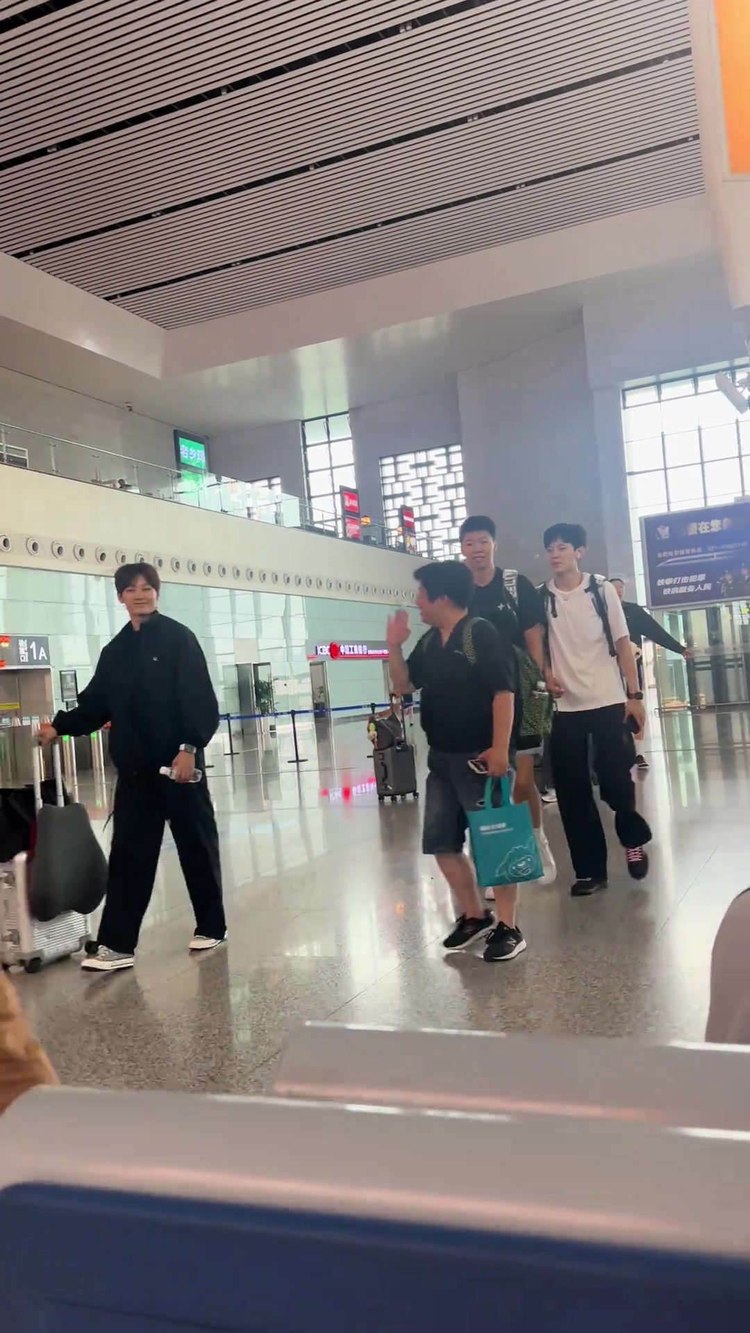 網(wǎng)友動(dòng)車站偶遇中國(guó)女籃 韓旭跟張子宇的壓迫感太強(qiáng)了