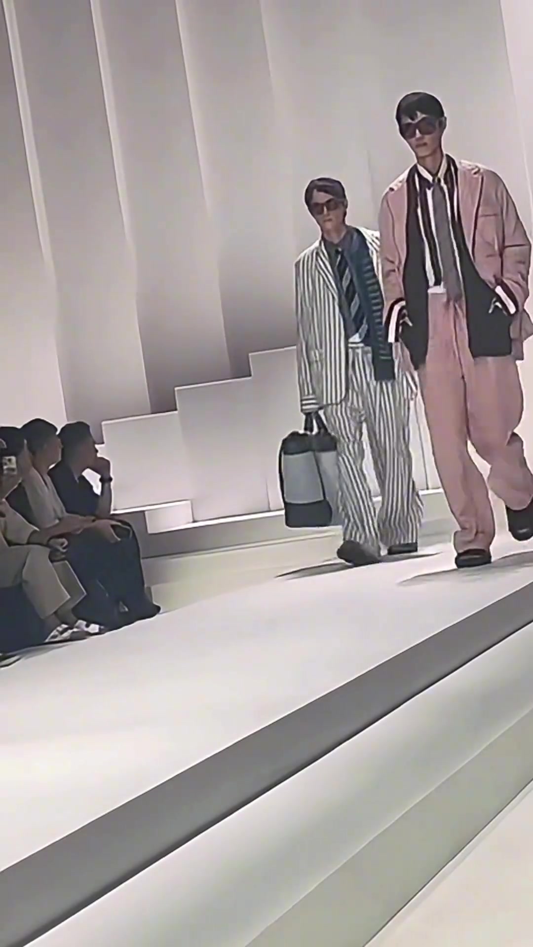 帥哥你誰失蹤人口小卡現(xiàn)身杜嘉班納時裝秀