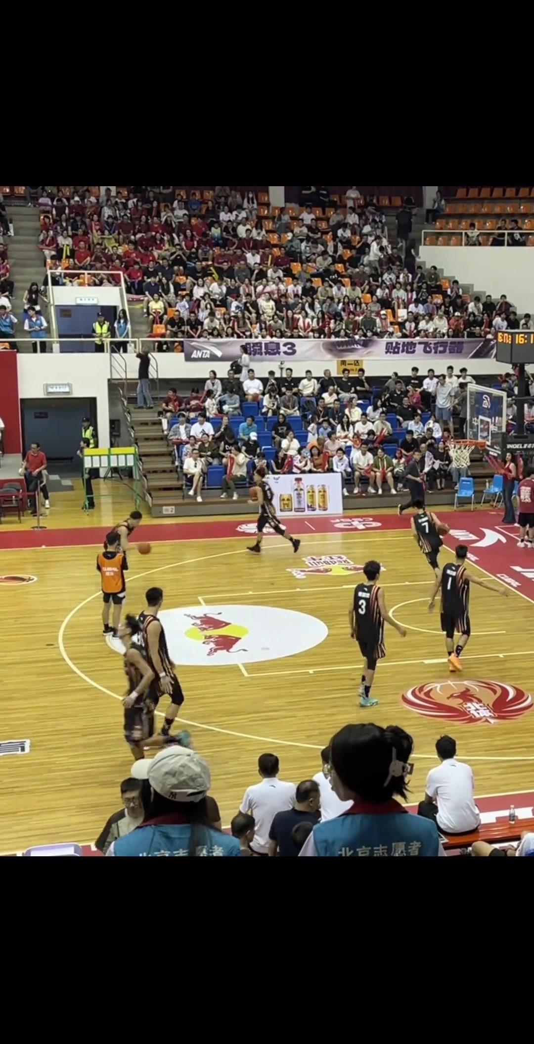人均都能扣華僑大學(xué)男籃賽前熱身每個人嘎嘎扣籃