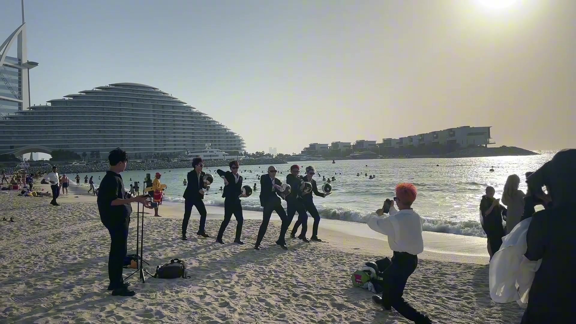 辛苦錢迪拜40多度的大中午網(wǎng)紅穿著西裝跳籃球舞