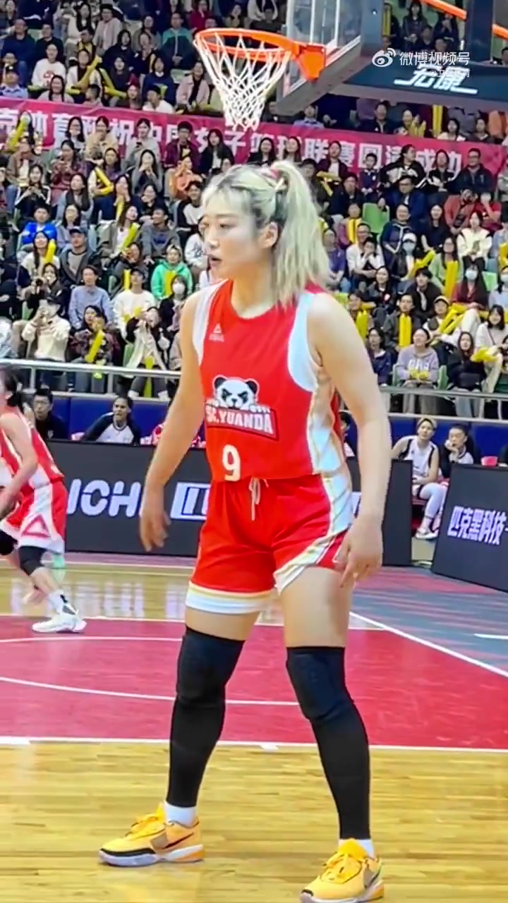 真的強(qiáng)壯李夢這大塊頭在女籃球員里就是勒布朗