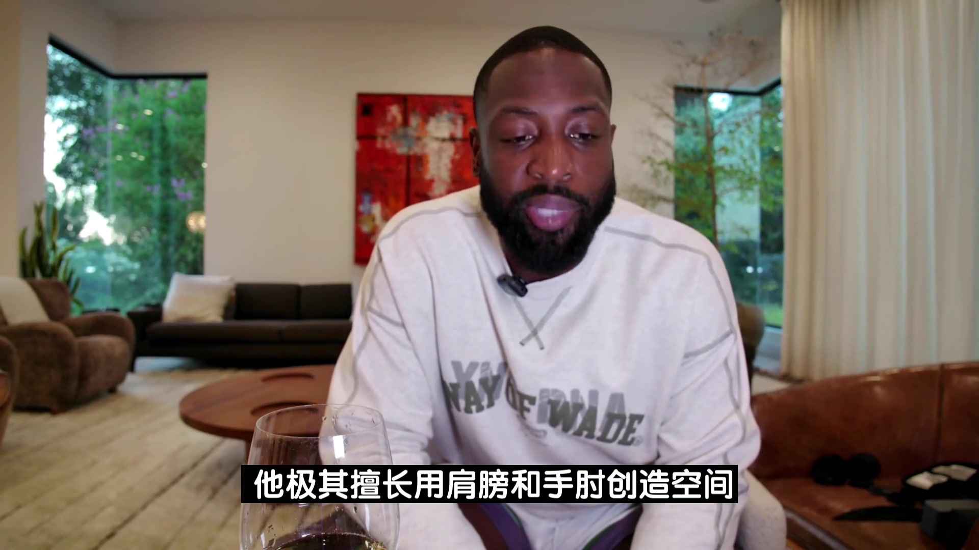 韋德亞歷山大極其擅長(zhǎng)用肩膀手肘創(chuàng)造空間但這些動(dòng)作并不犯規(guī)