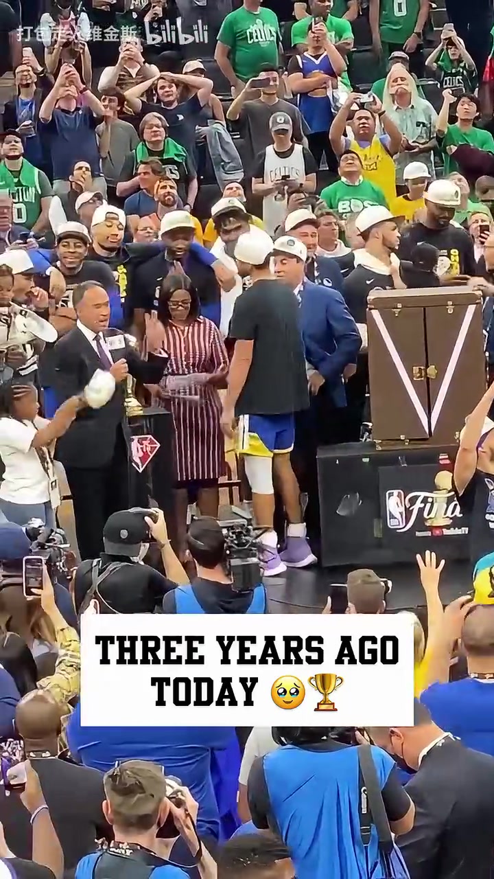 一晃三年了22年是一個屬于勇士的夏天回顧庫里領(lǐng)取FMVP獎杯