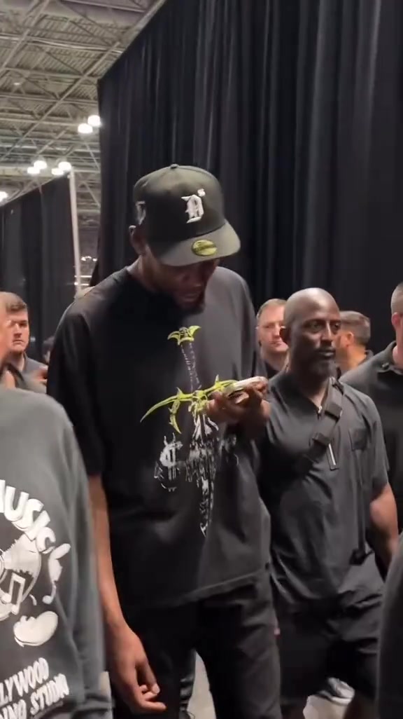 大佬快來(lái)被交易到火箭后 火箭總經(jīng)理斯通和杜蘭特視頻通話