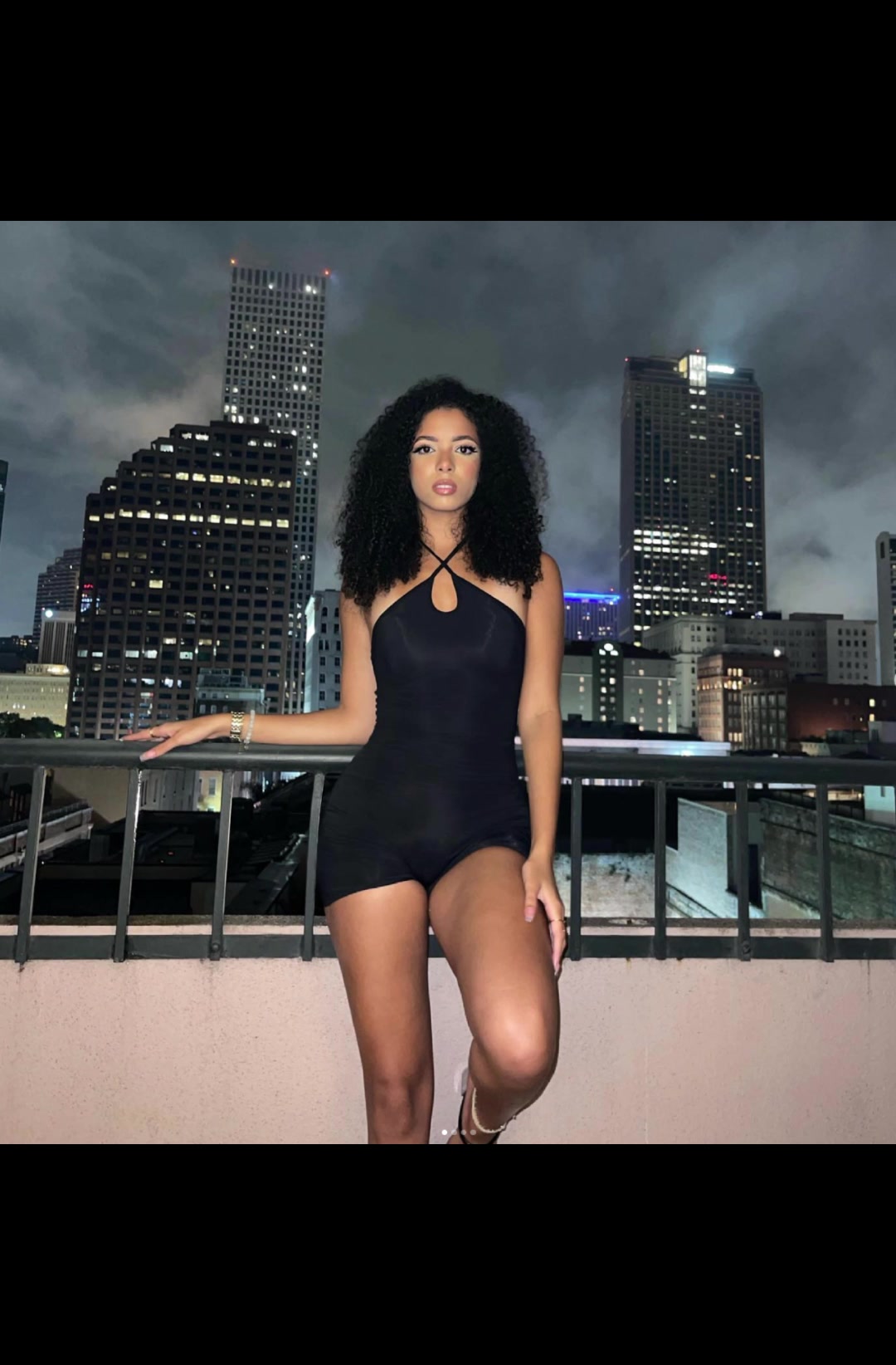 小賈眼光闊以哈火箭隊(duì)賈巴里-史密斯的性感女友Jasmine A