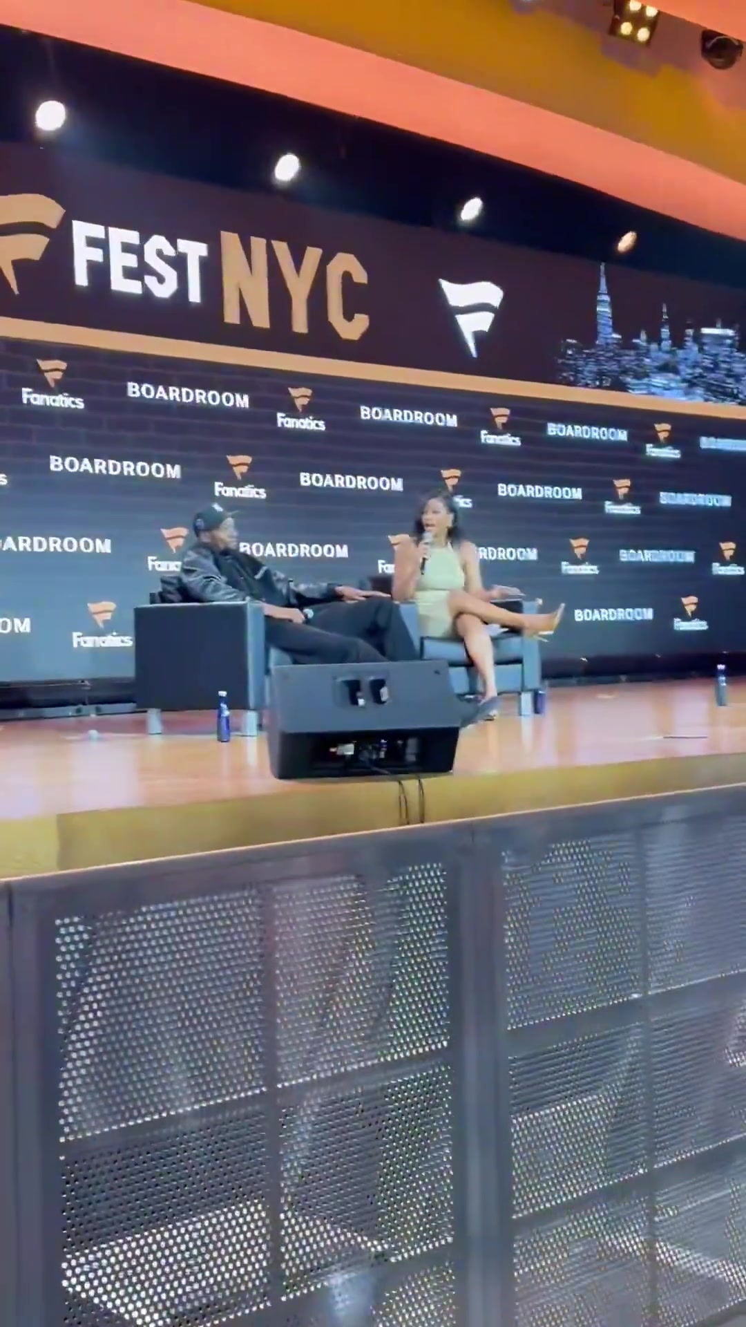 杜蘭特活動現(xiàn)場得知被交易至火箭微笑回應我們拭目以待