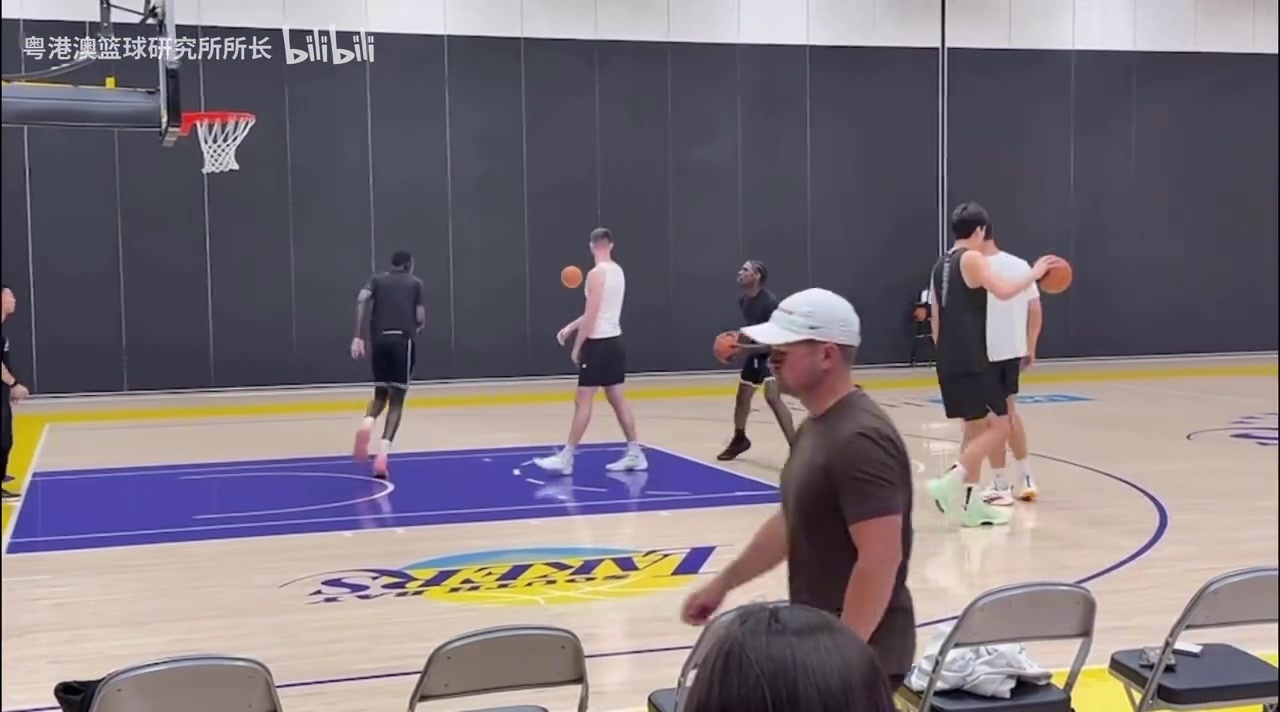 距離選秀越來(lái)越近了楊瀚森手大就是可以為所欲為