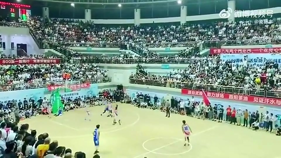 臥槽這也太壞了重慶一籃球賽中爆發(fā)沖突觀眾席竟有人往場內(nèi)扔鋼盆