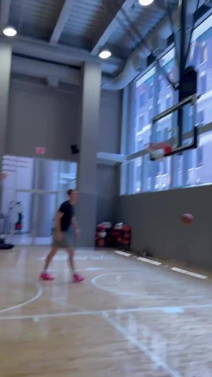 新球隊(duì)新氣象老杜已經(jīng)回到球場(chǎng)開(kāi)啟訓(xùn)練