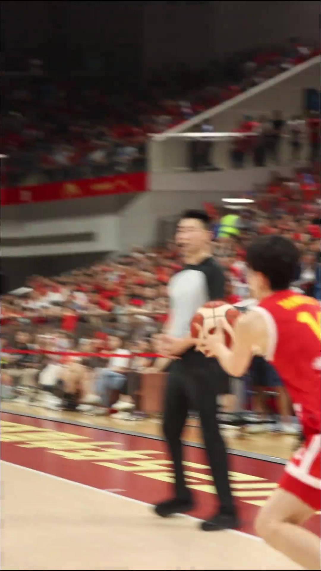 這就是姐妹之間的羈絆嗎楊力維傳球果斷助攻楊舒予精彩三分球