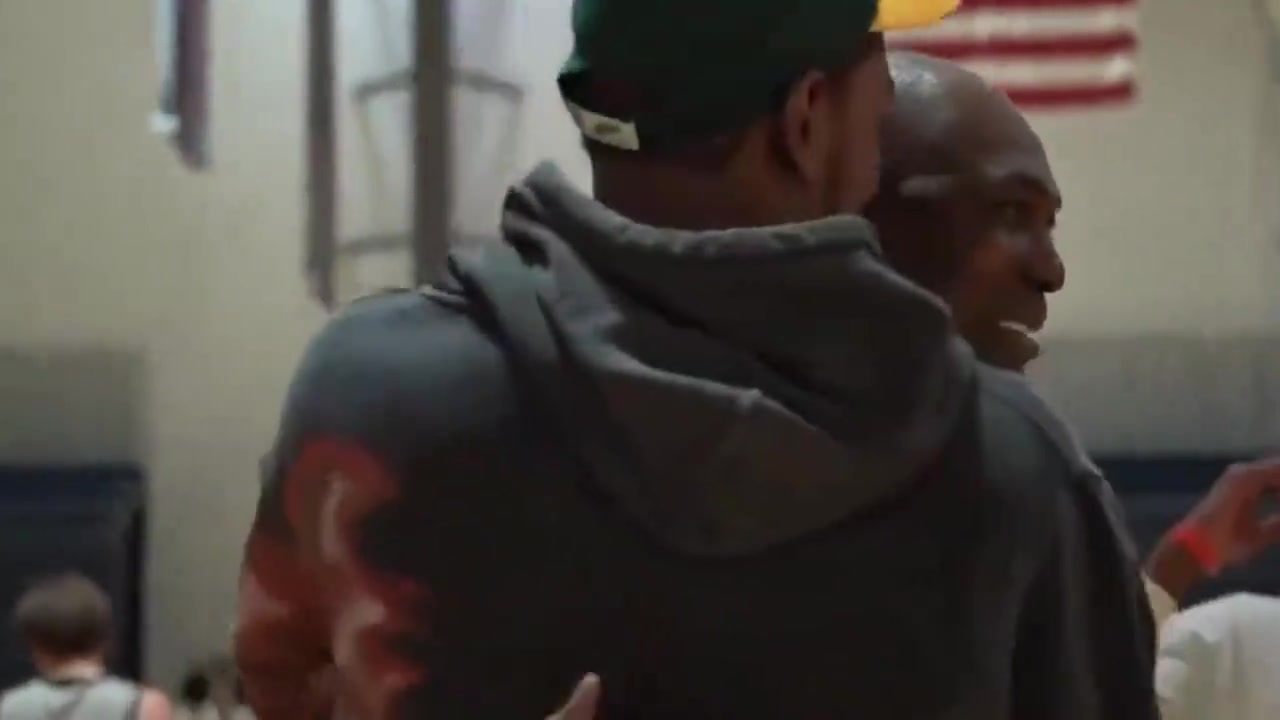 以后都是火箭名宿了杜蘭特參加活動(dòng)和奧拉朱旺激動(dòng)擁抱