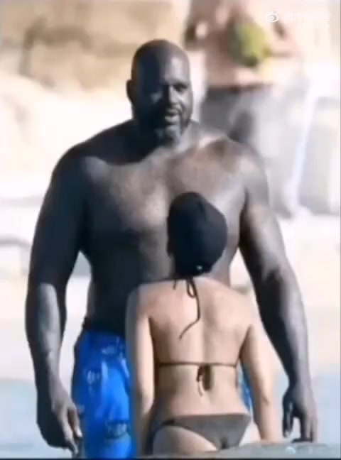 名場面奧胖此前與女友度假被人偷拍這體型差距也太大了吧