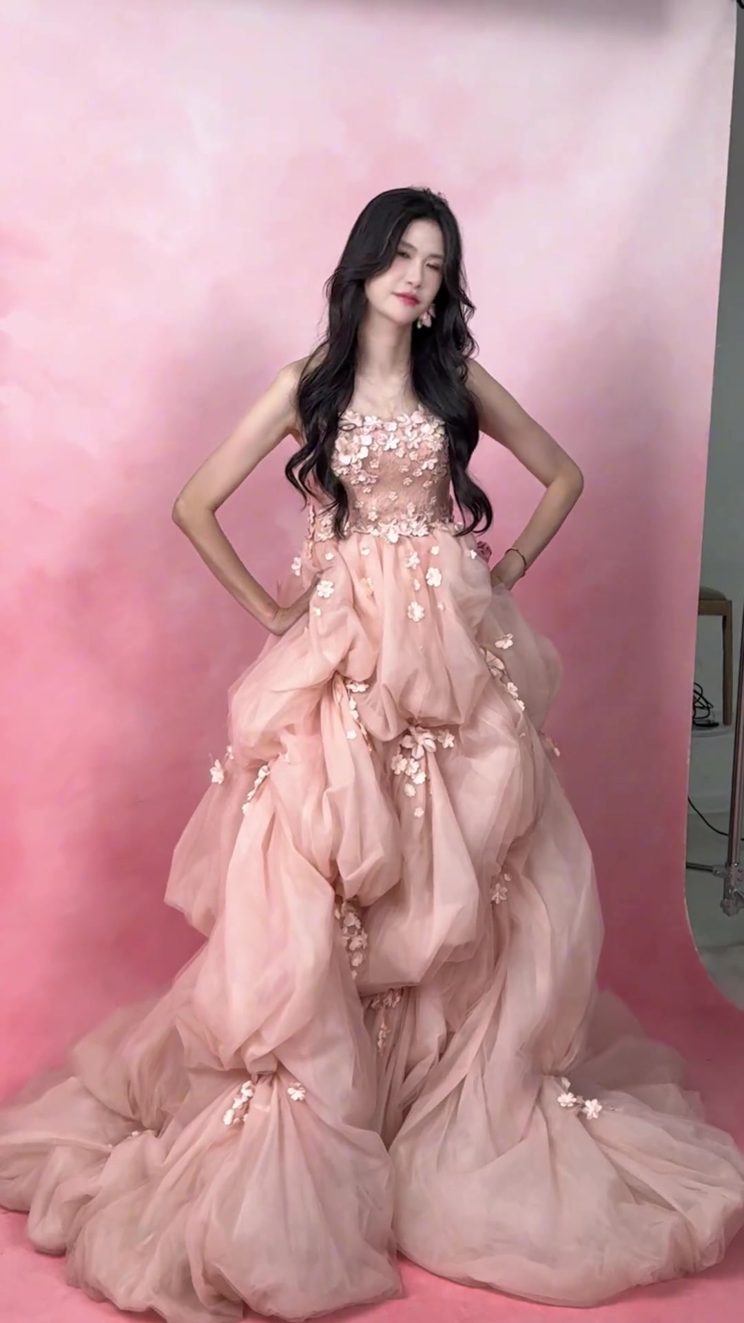 9分前女籃國手許諾一身粉色婚紗裙今天的粉色 你打幾分