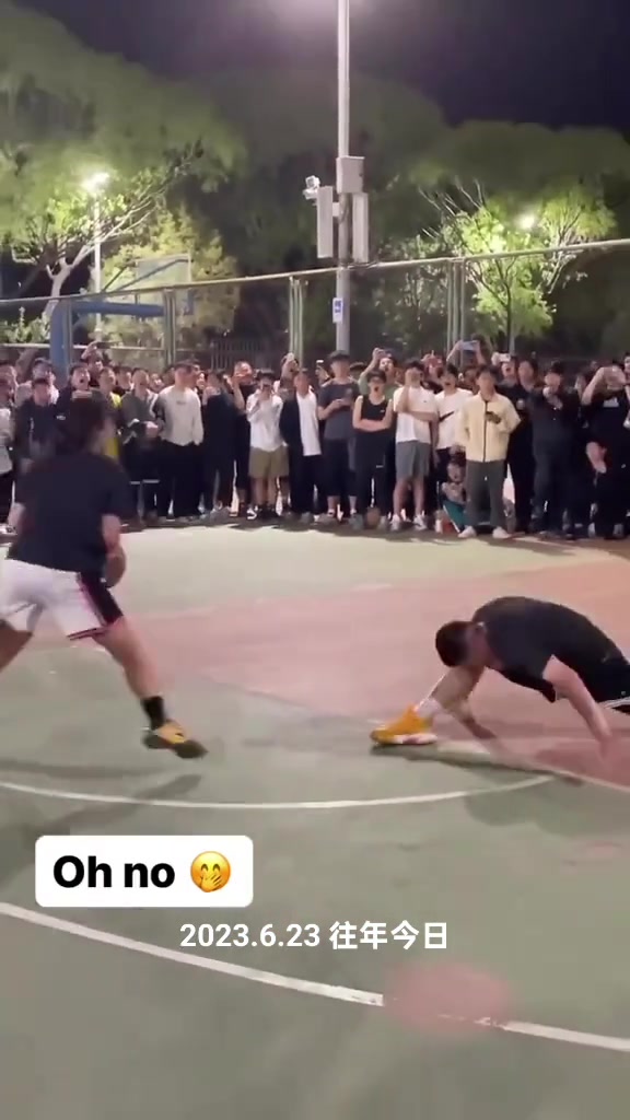 女生1V1單挑晃趴男生連站都站不起來(lái)了
