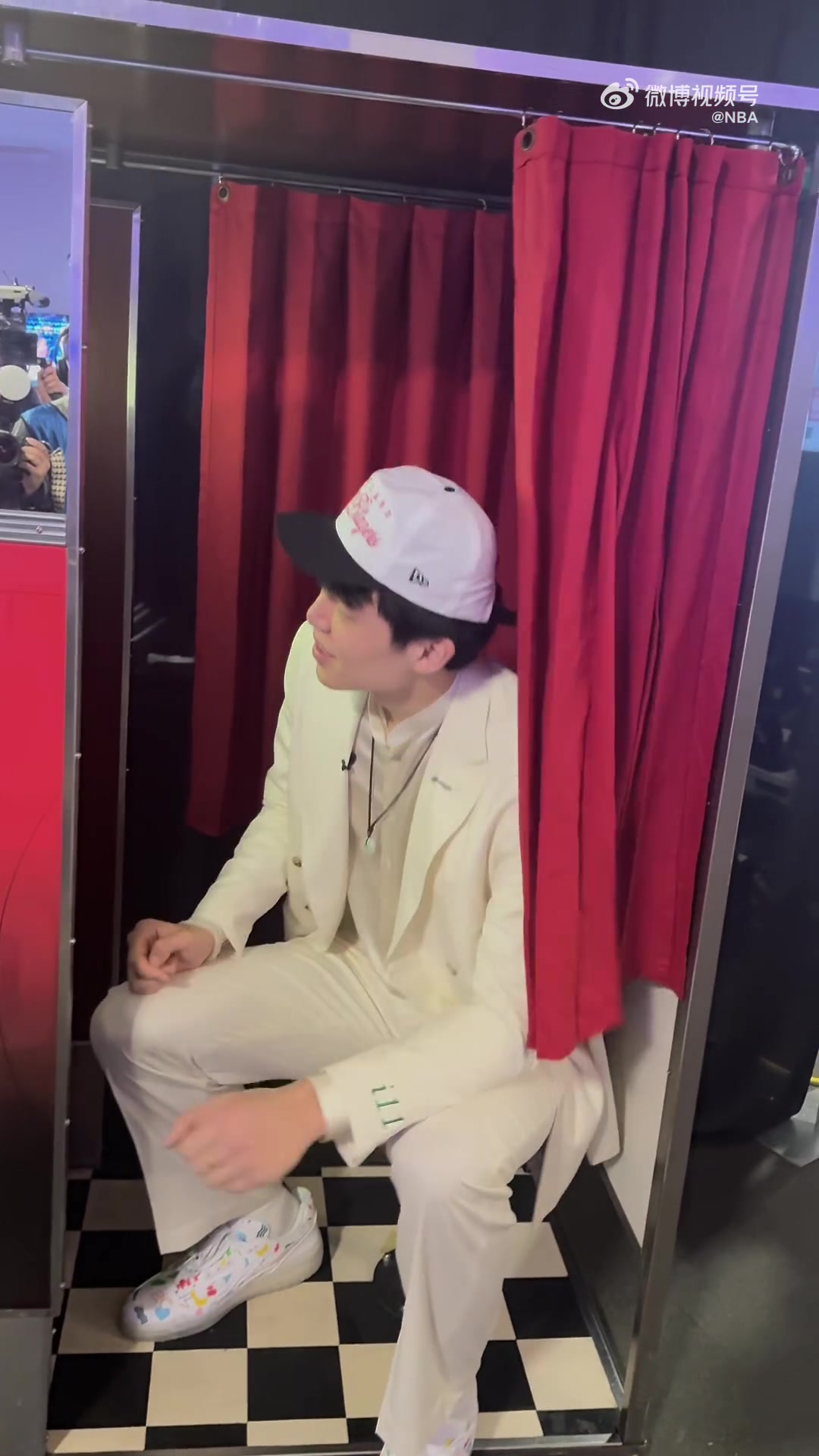 楊瀚森帶你體驗(yàn)被選中后流程自拍機(jī)合影小孩父母齊定妝照