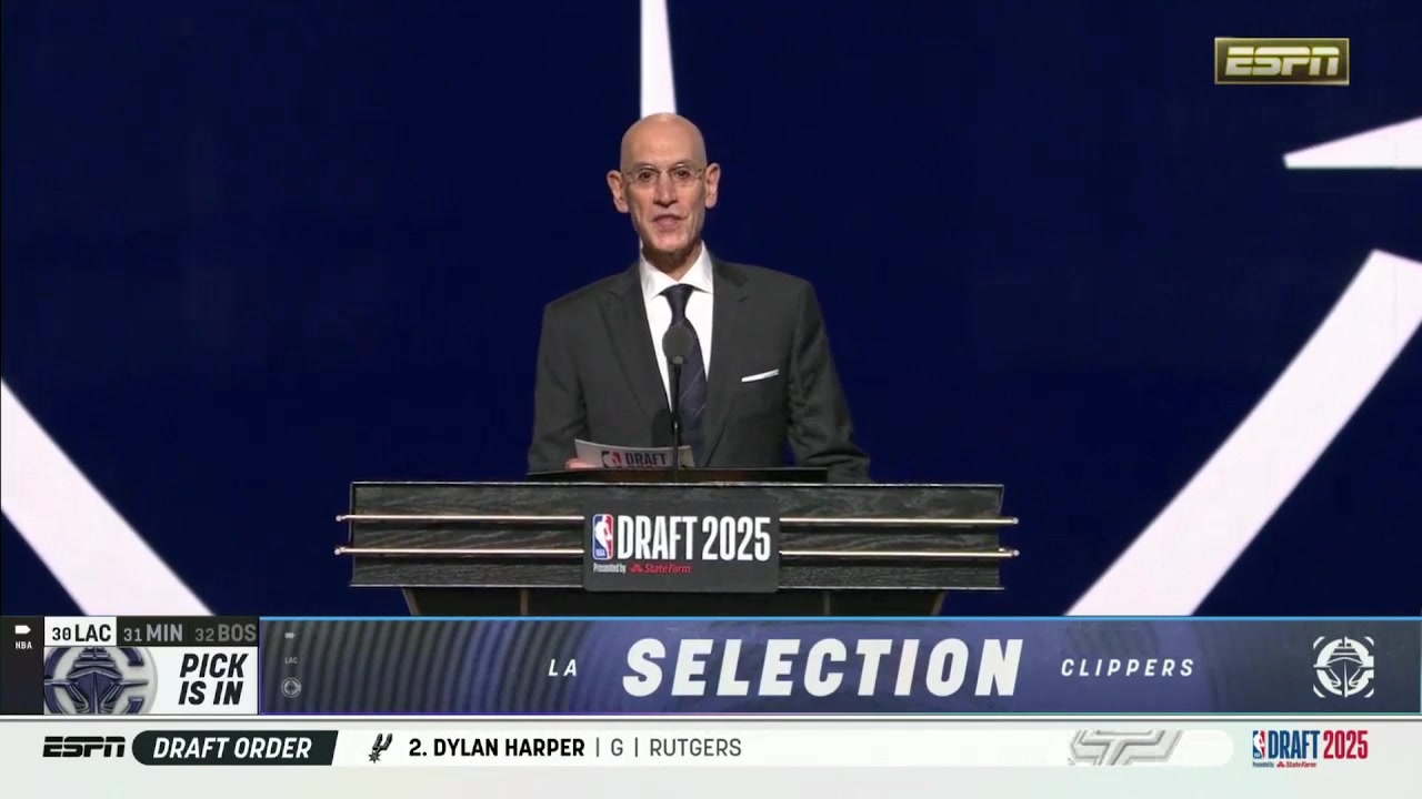 快船選中大齡中鋒30順位尼德豪澤上前握手合影