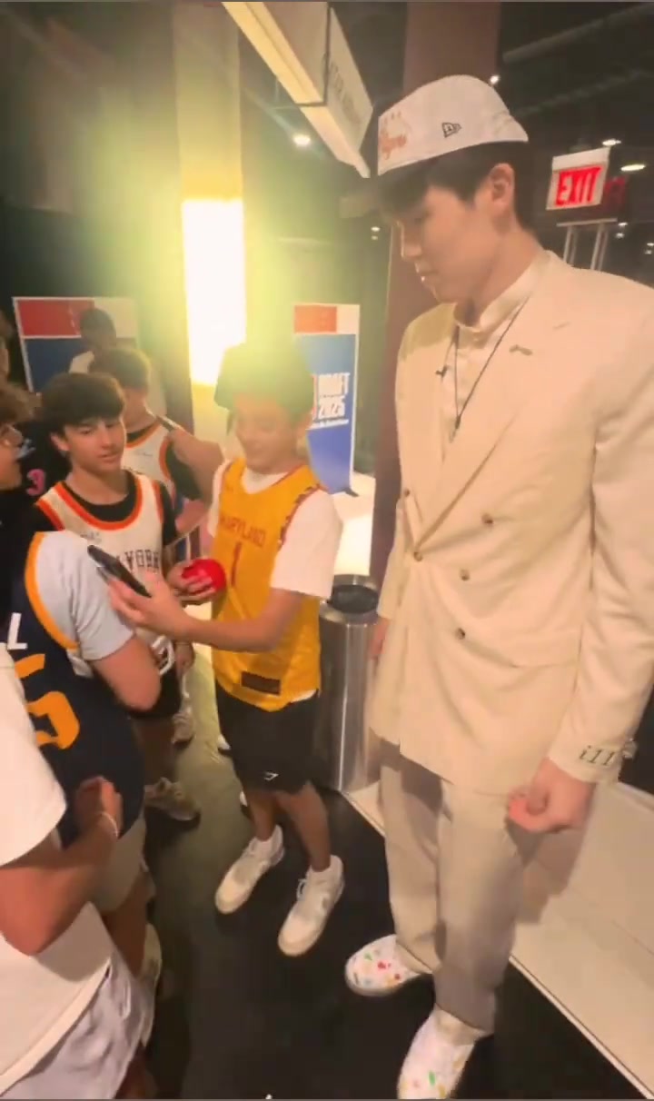 楊瀚森選秀后收獲第一批美國本土迷弟 小球迷們紛紛拿著手機(jī)合照