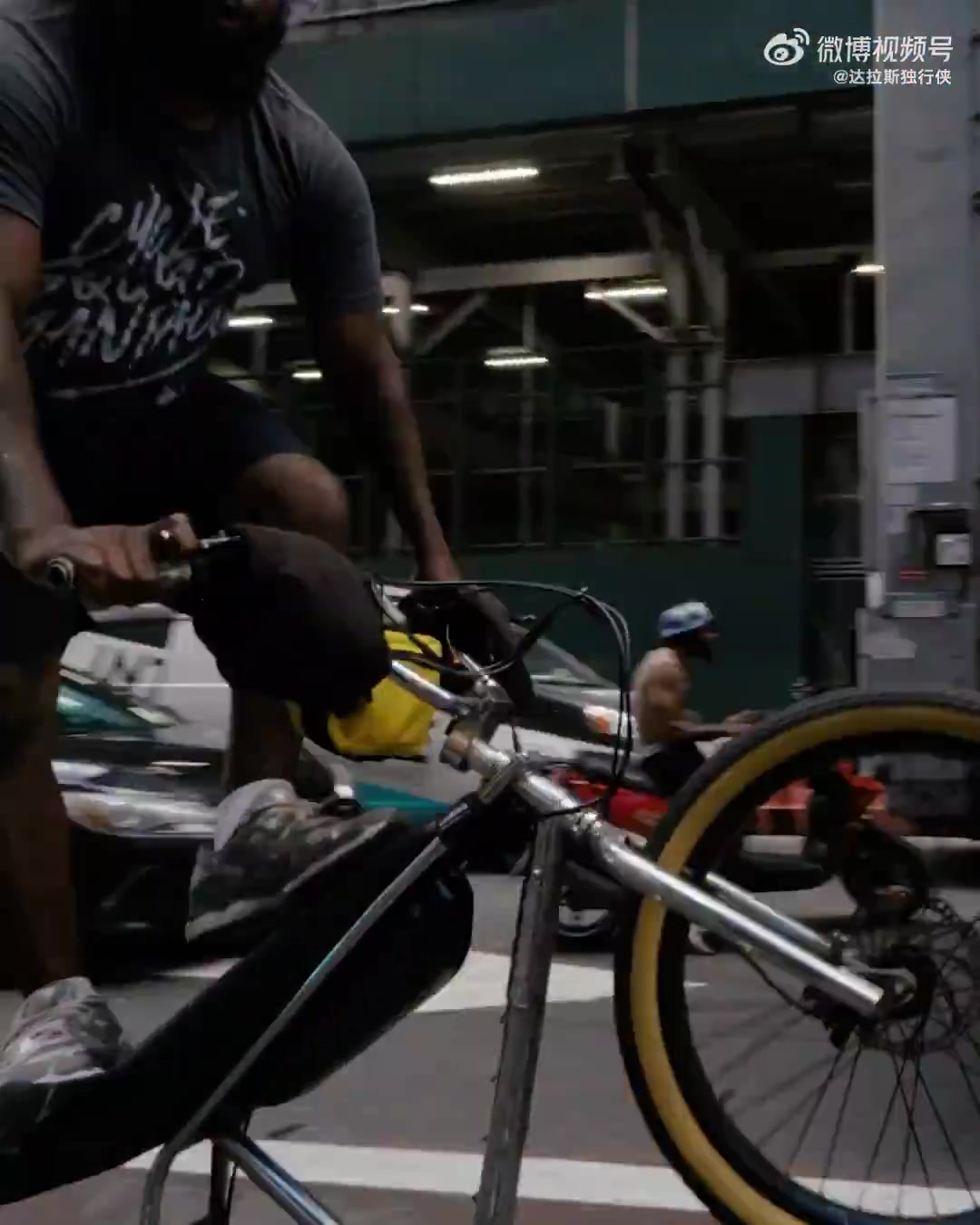 狀元還是最大牌哈小旗飄揚紐約城弗拉格閃耀時代廣場