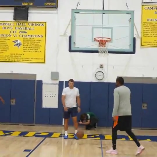 應(yīng)該會(huì)有大進(jìn)步小賈正跟者杜蘭特一個(gè)個(gè)動(dòng)作猛練