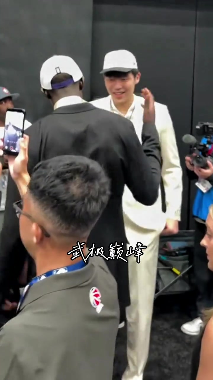 激動(dòng)壞了楊瀚森被選中后與新秀馬盧阿奇慶祝