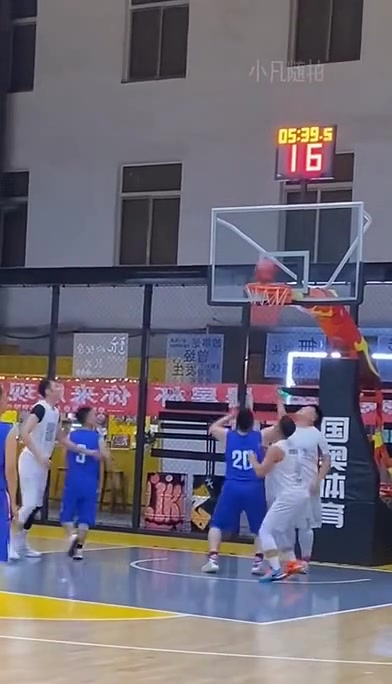 該夸他能搶板呢還是罵他投籃鐵