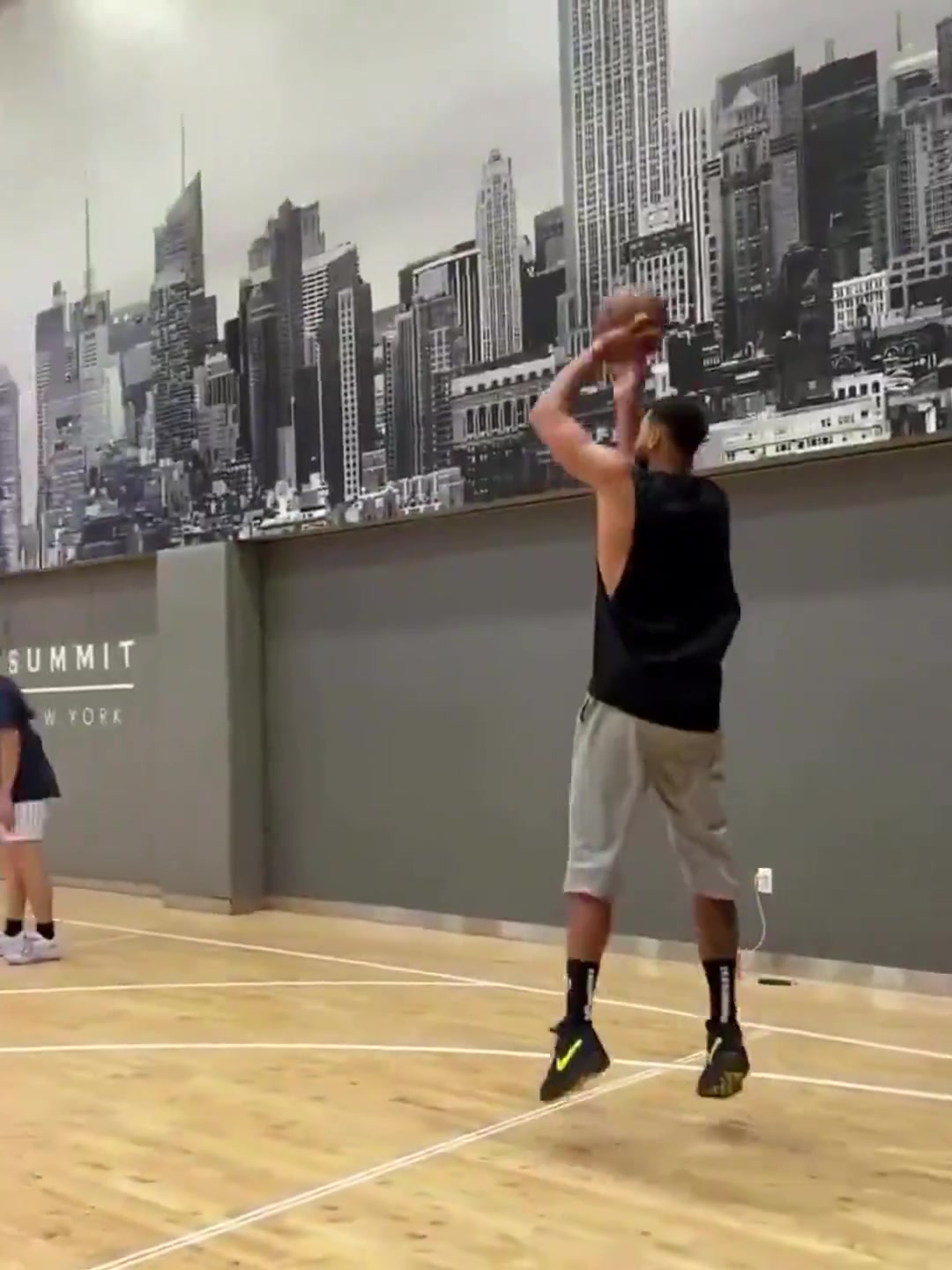 快船球迷有福了西蒙斯休賽期猛練百發(fā)百中