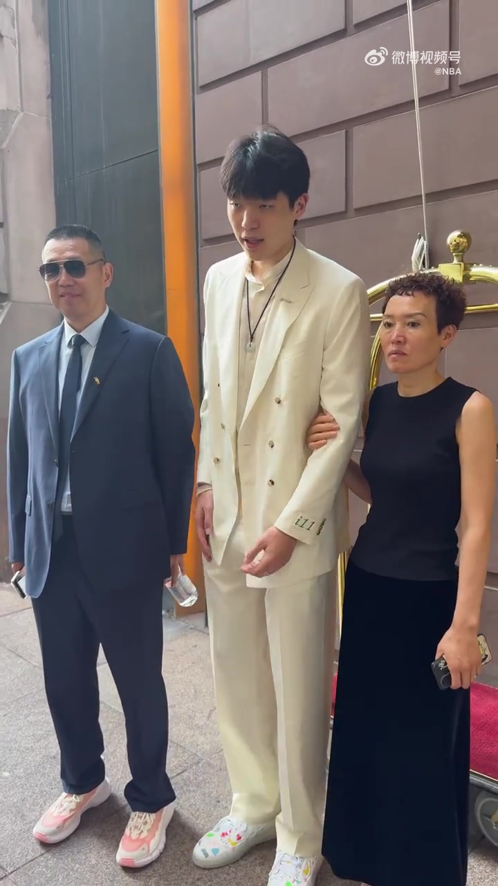 堪比高考查分楊瀚森父母也來到了紐約為兒子助陣