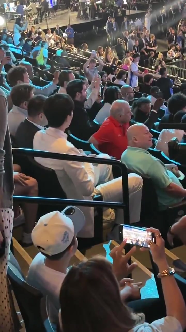 觀眾席視角楊瀚森被選中時身旁許多人集體起立鼓掌歡呼
