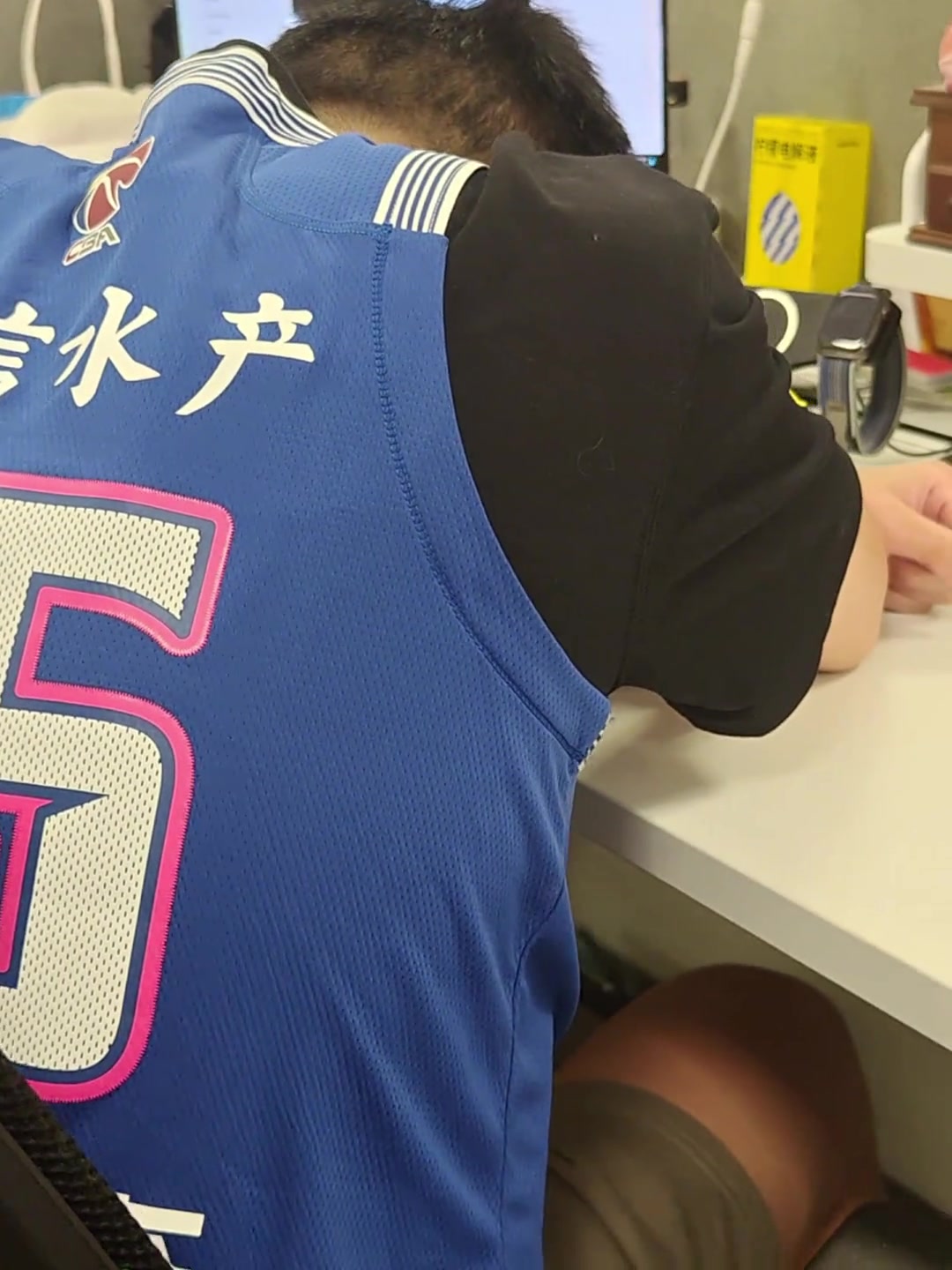 當楊瀚森被首輪16順位被選中時一鐵粉直接喜極而泣