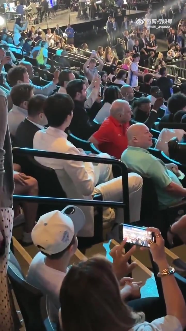 楊瀚森被選中時身邊的觀眾都起立鼓掌紛紛舉起手機錄視頻