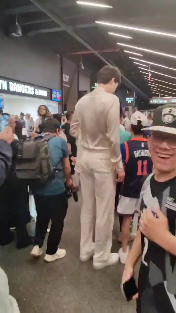 楊瀚森現(xiàn)身選秀大會現(xiàn)場 外國球迷們爭相與其合照