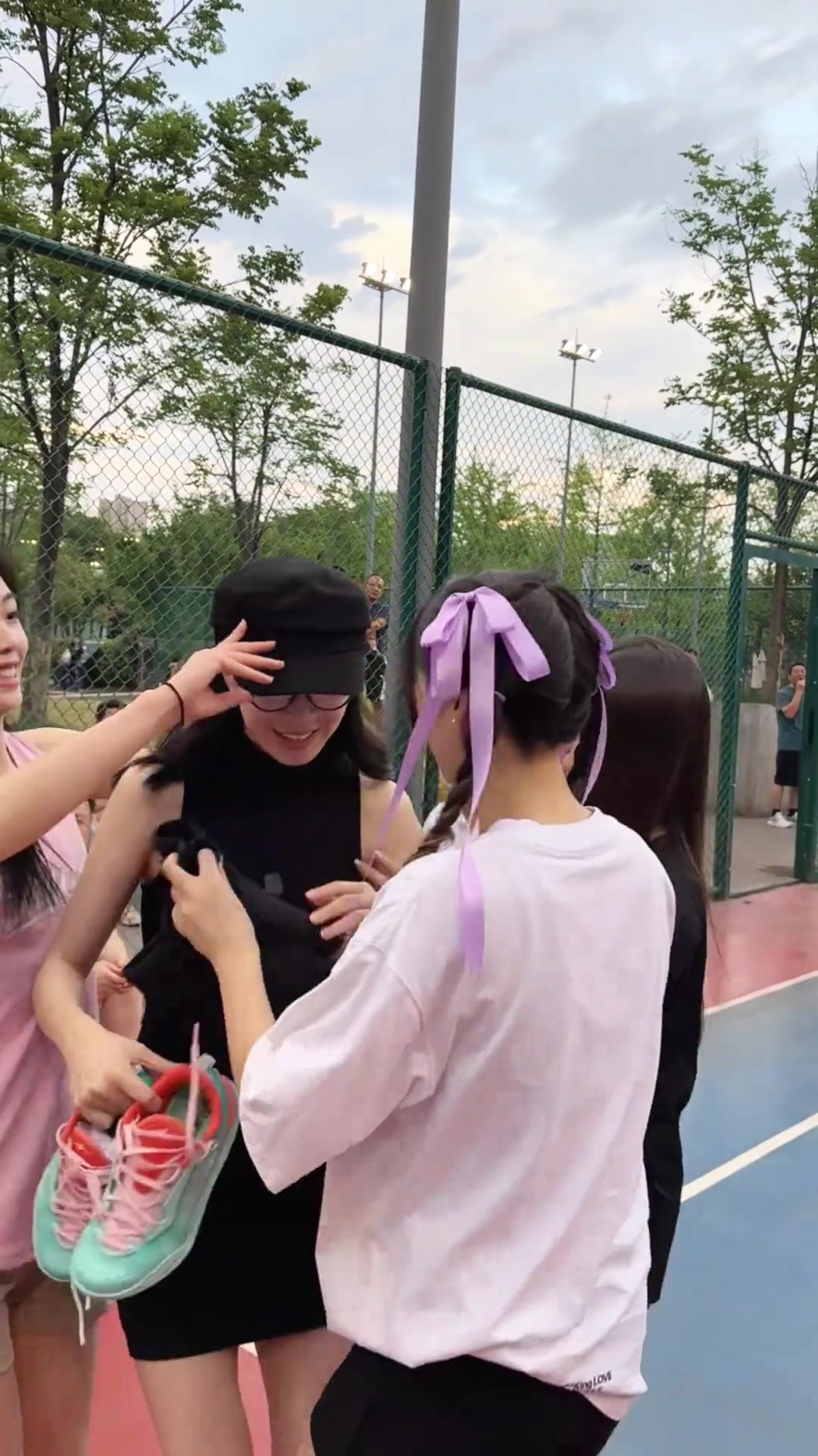 女球員展示如何在場(chǎng)邊不走光換球衣