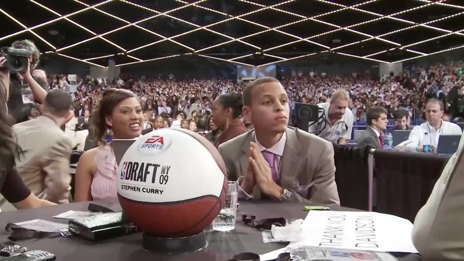 09年選秀大會勇士7號簽選中斯蒂芬-庫里全場瞬間噓聲一片尼克斯想