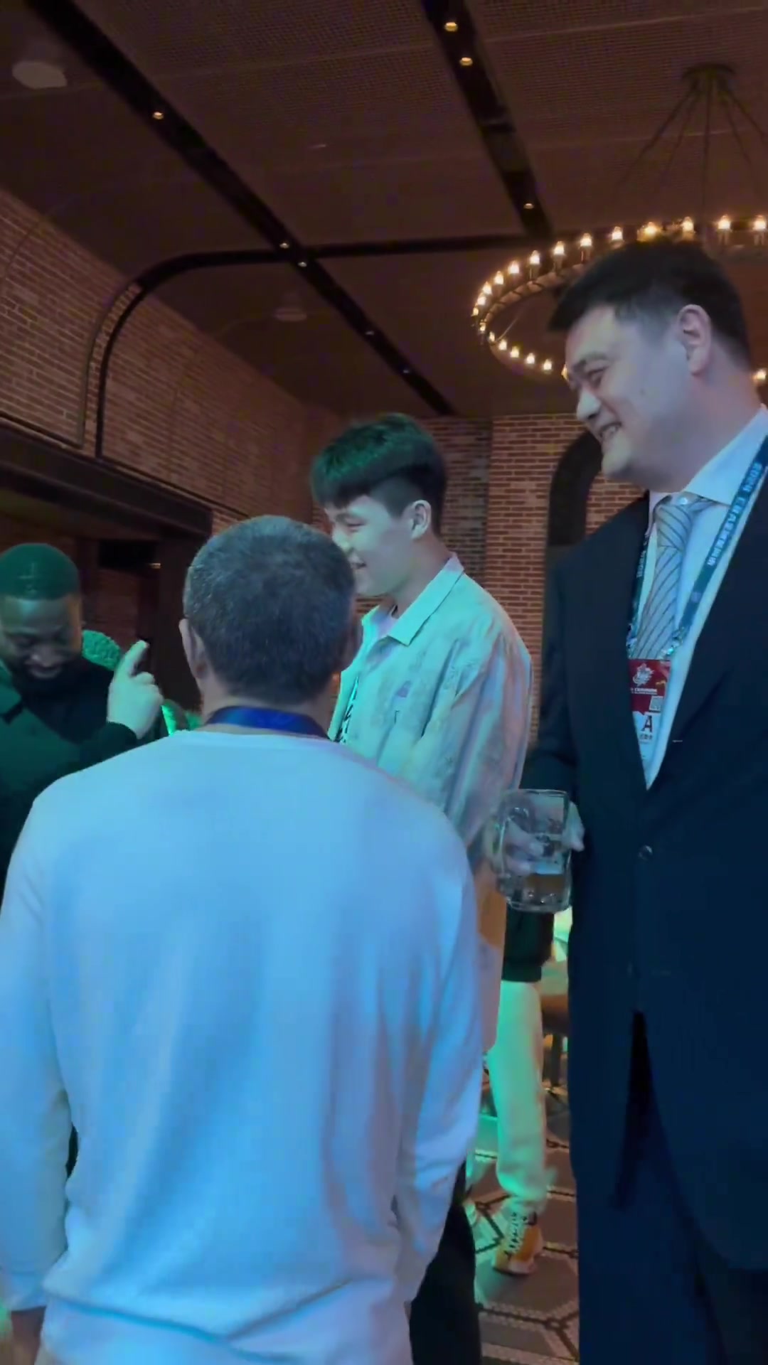 老大哥的愛姚明還曾經(jīng)把楊瀚森引薦給爵士小老板韋德??