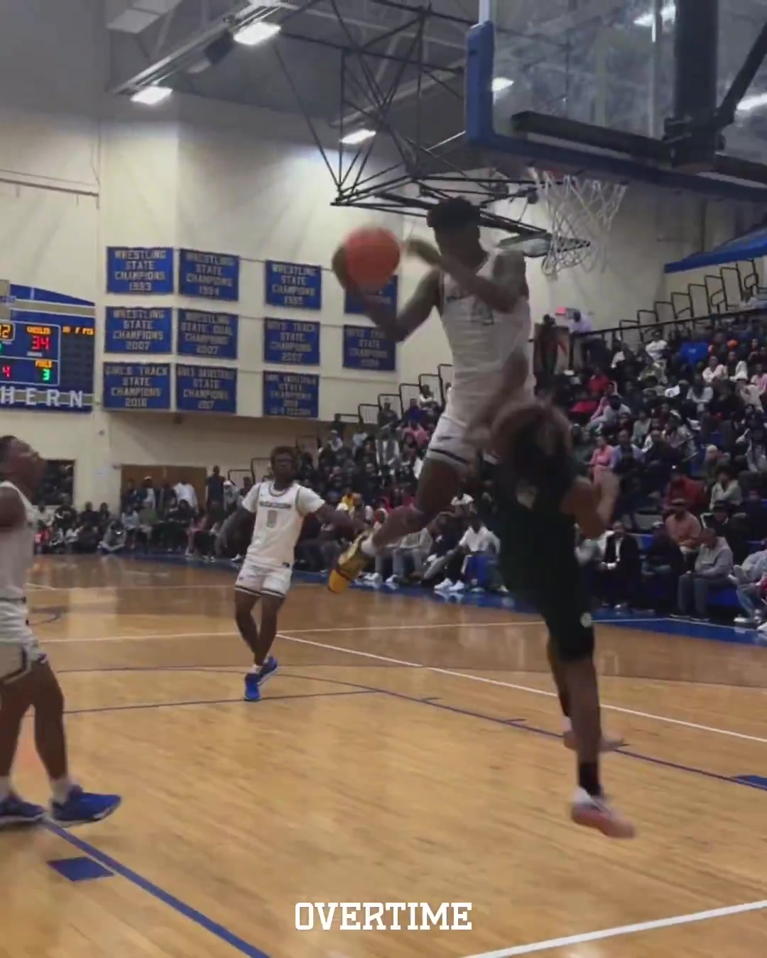 名場面原來這個沖鋒暴扣就來自艾斯-貝利身體確實(shí)炸裂