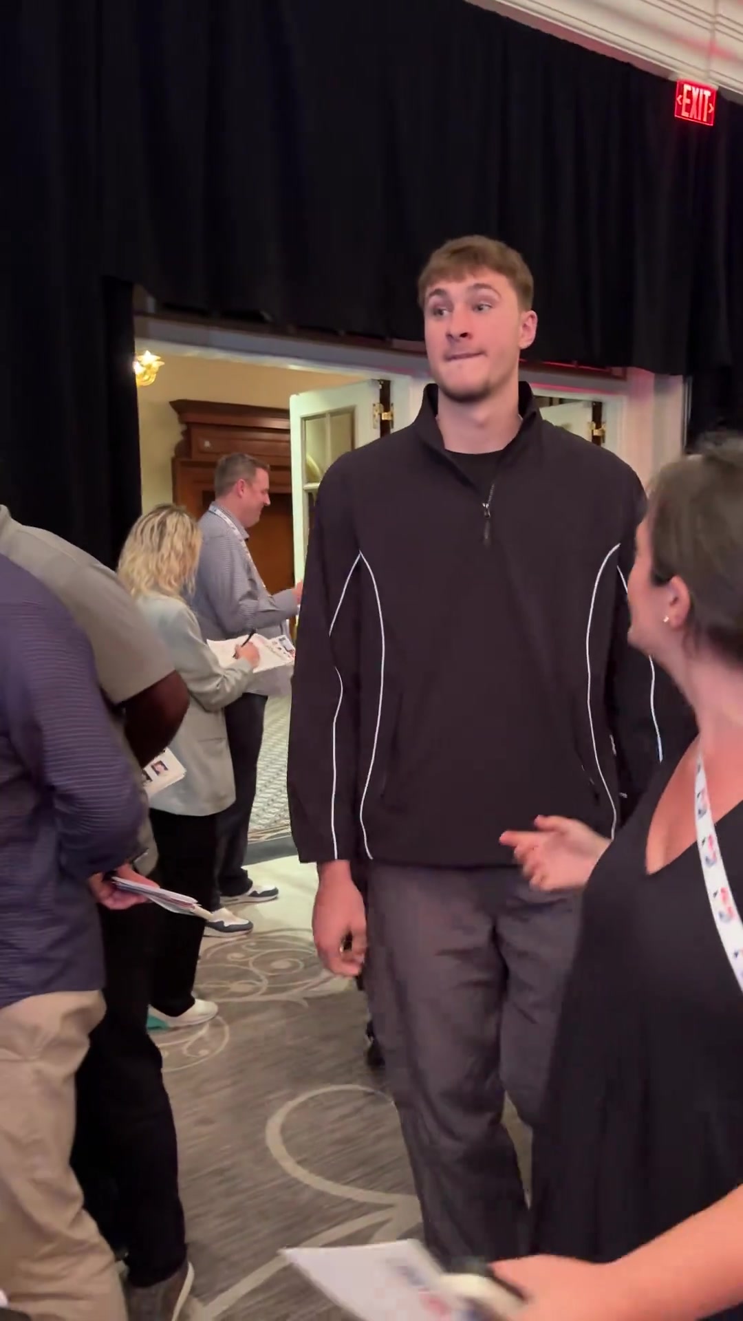 狀元還有懸念嗎狀元最大熱門弗拉格來到記者采訪區(qū)