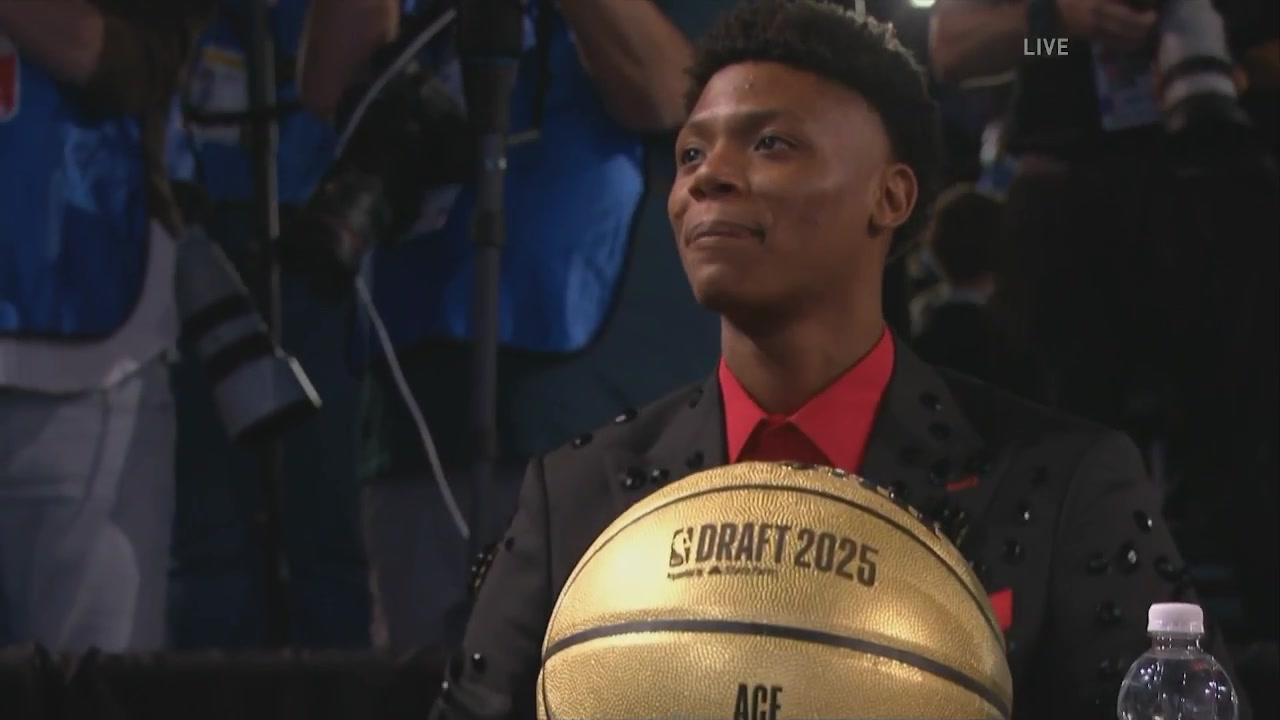 選秀大會開始在即弗拉格領(lǐng)銜一眾球員現(xiàn)場等待