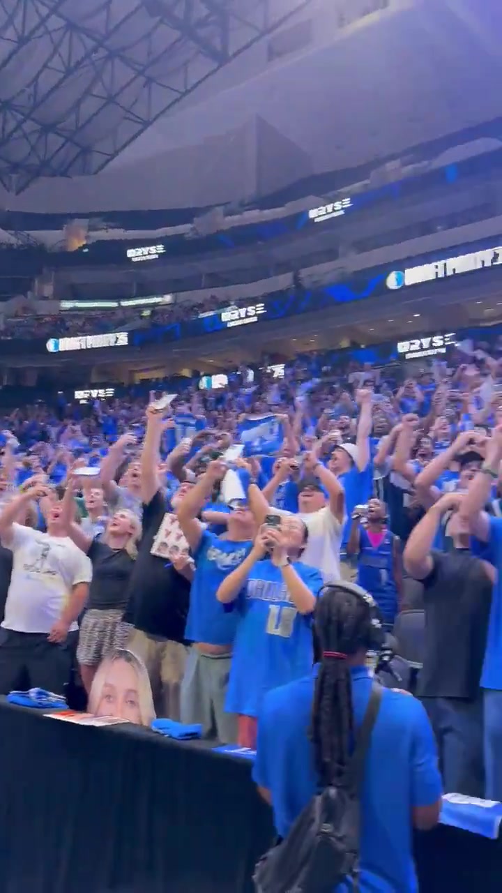 開啟新時(shí)代獨(dú)行俠球迷齊聚主場(chǎng)等待選中弗拉格的歷史時(shí)刻