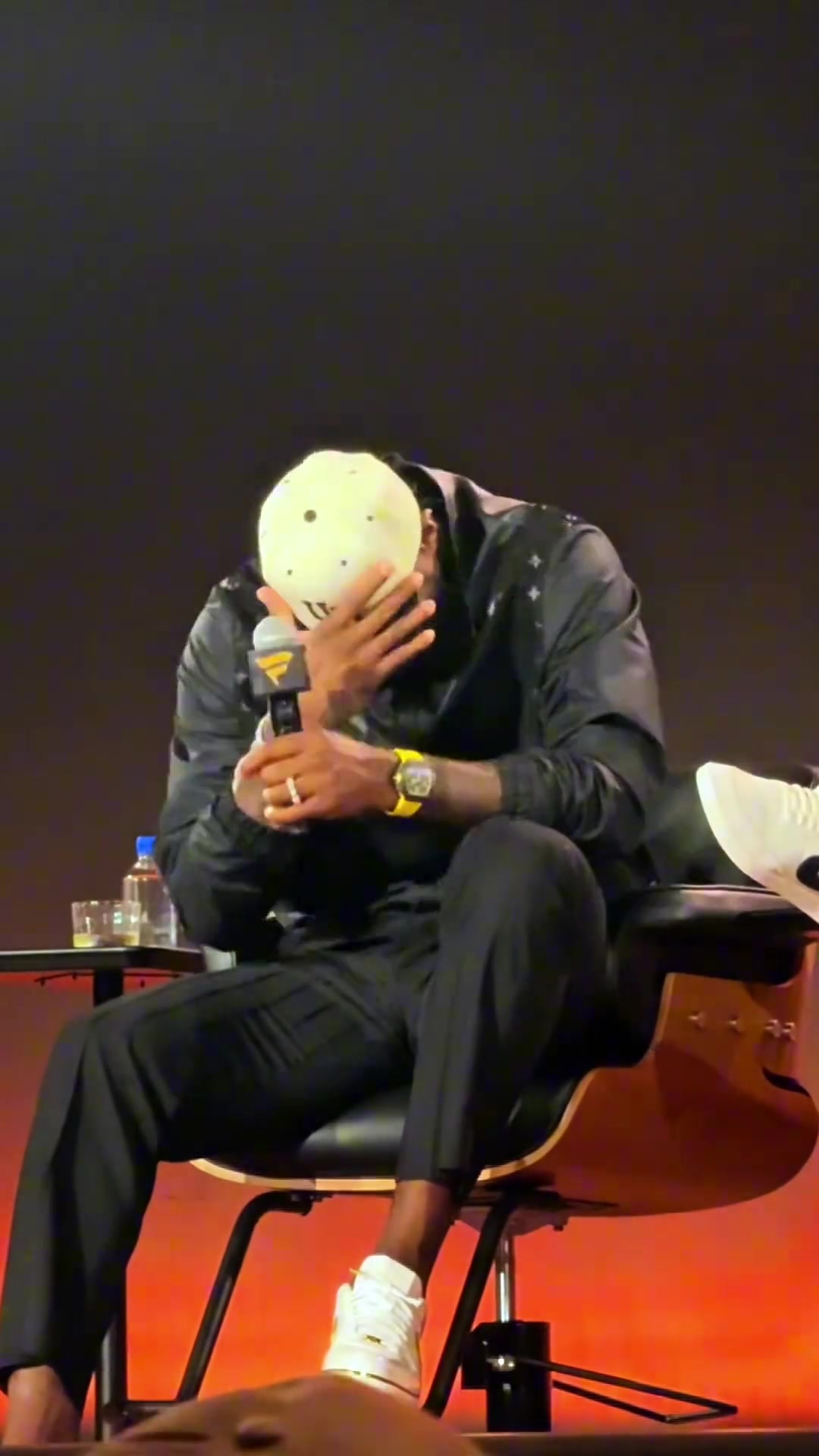 當(dāng)詹姆斯被呼吁再打十年 ...