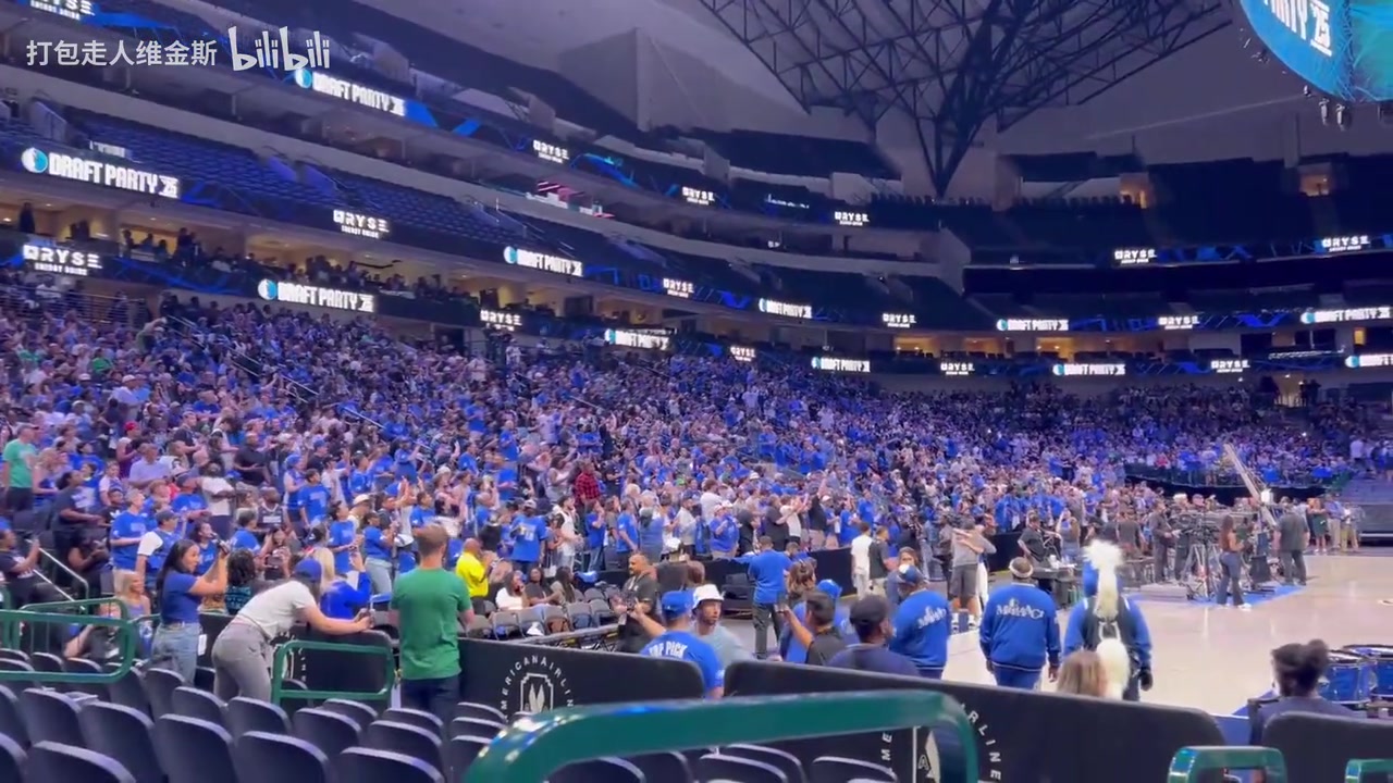 依然不滿那筆交易啊獨(dú)行俠球迷在選中弗拉格后高喊fire nico