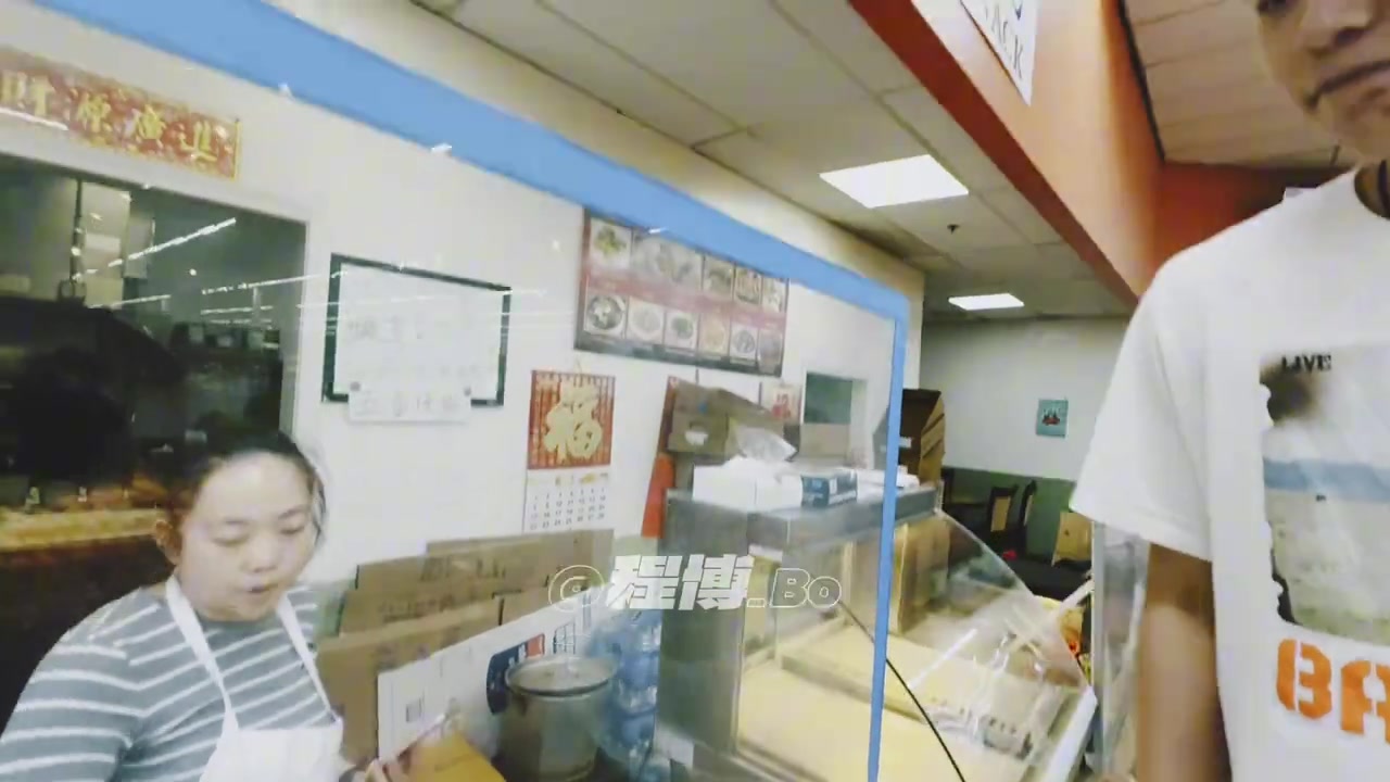 楊瀚森在美國品嘗韭菜盒子和我琦哥也是夢幻聯(lián)動了