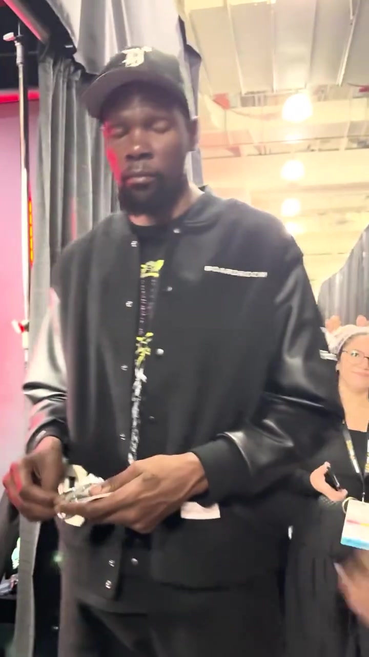 杜蘭特開(kāi)球星卡盲盒 最后一張抽出科比瞬間開(kāi)心MVP