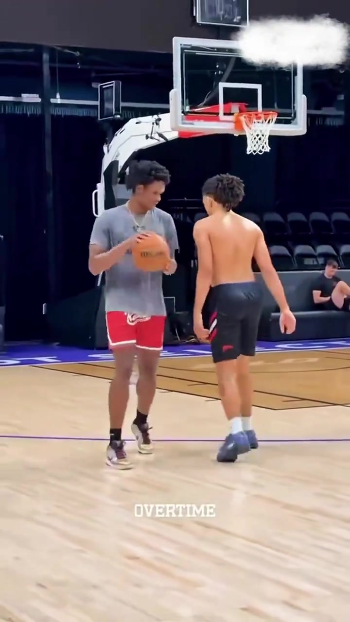 阿門(mén)今日訓(xùn)練低位腳步跟三分 往全能的方向發(fā)展了